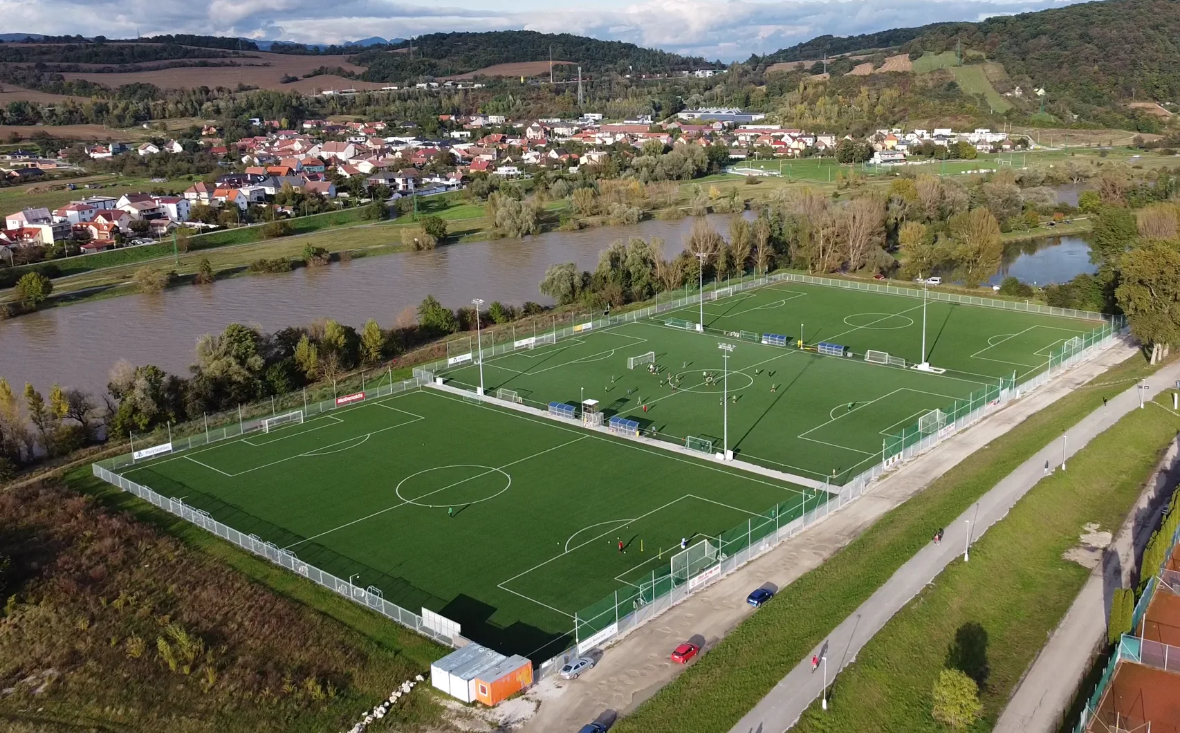 Osem gólov U17 a vysoká výhra žien